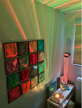 A room with a light show

Description automatically generated