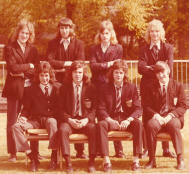 A group of people in suits

AI-generated content may be incorrect.