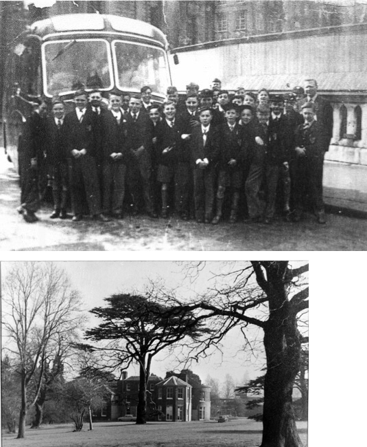 A group of people standing in front of a bus

AI-generated content may be incorrect.